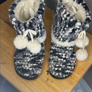 AEROSOLES Black and White Fuzzy Slippers